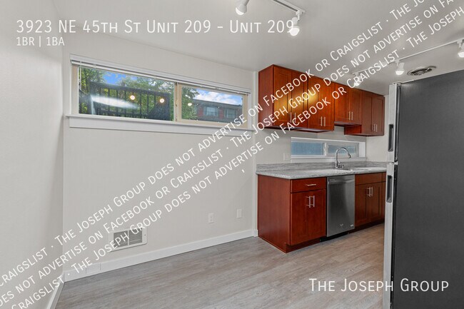 Building Photo - 3923 NE 45th St