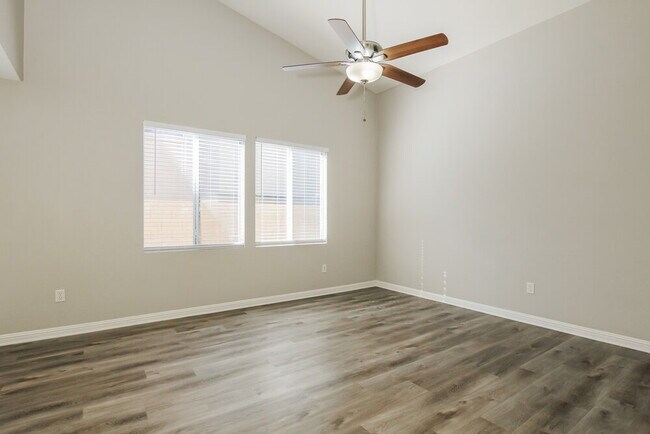 Building Photo - 668 E Colt Ct