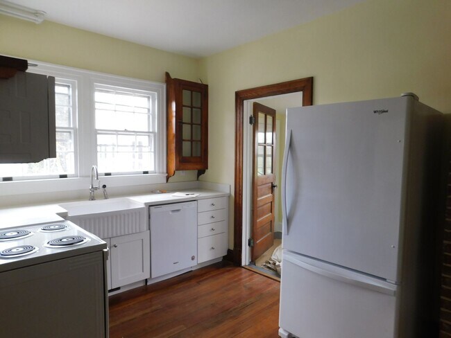 Building Photo - Fantastic mix of charm and updates!