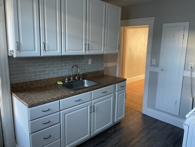 Primary Photo - 208 Main St