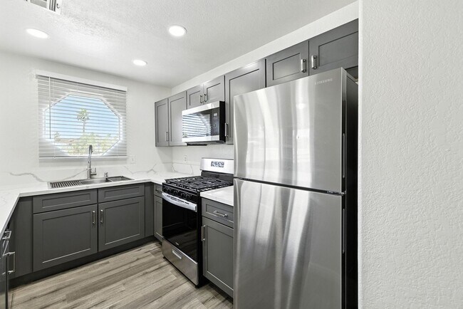 Building Photo - SW!! 2 Bedroom Condo!! 1st Floor!! Newly r...