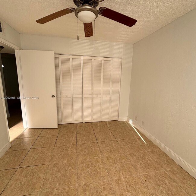 Building Photo - 1502 Lake Crystal Dr