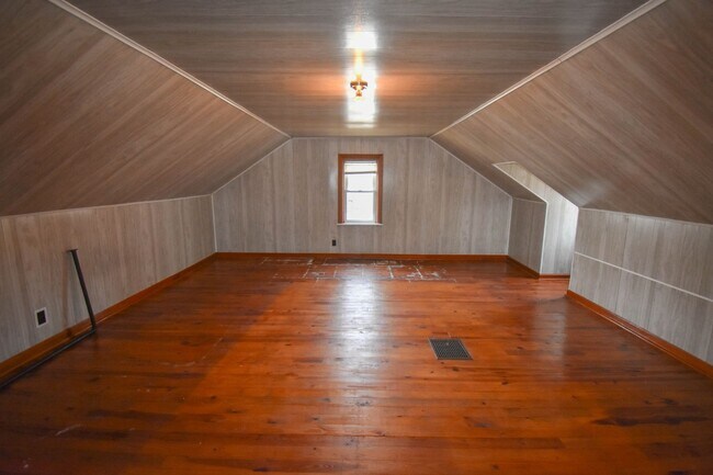 Building Photo - Two Bedroom Home with Detached Garage!