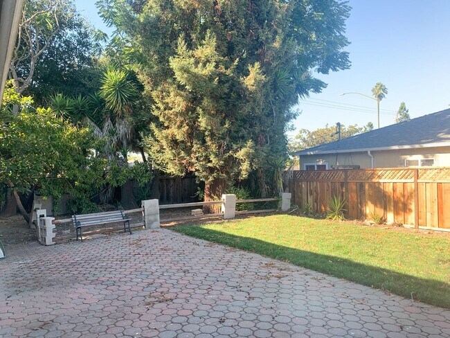 Building Photo - Exceptional Mountain View Home with Guest Suite Near Downtown