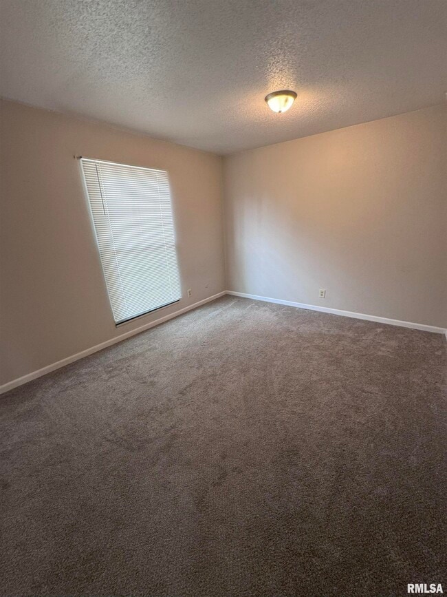 Building Photo - 5031 N Lakeside Pl