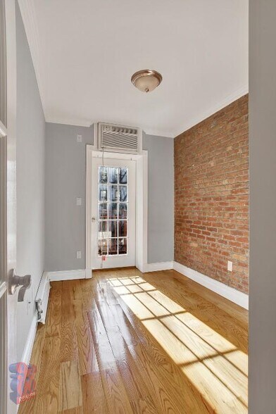 Building Photo - 424 E 9th St