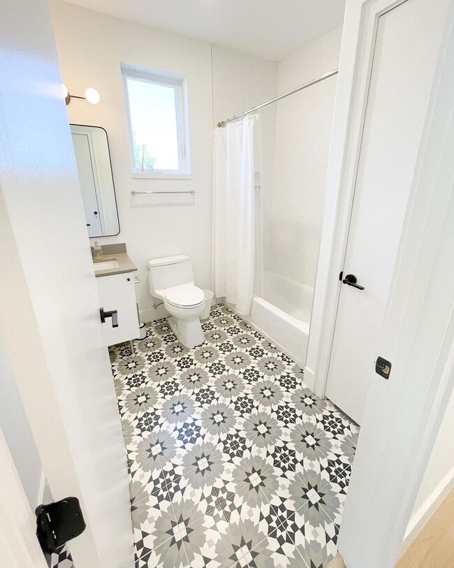 Building Photo - 2709 E 5th St.