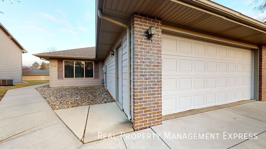 Building Photo - 2 Bed 1 Bath Twin Home