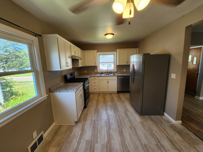Building Photo - Great 3 Bedroom House