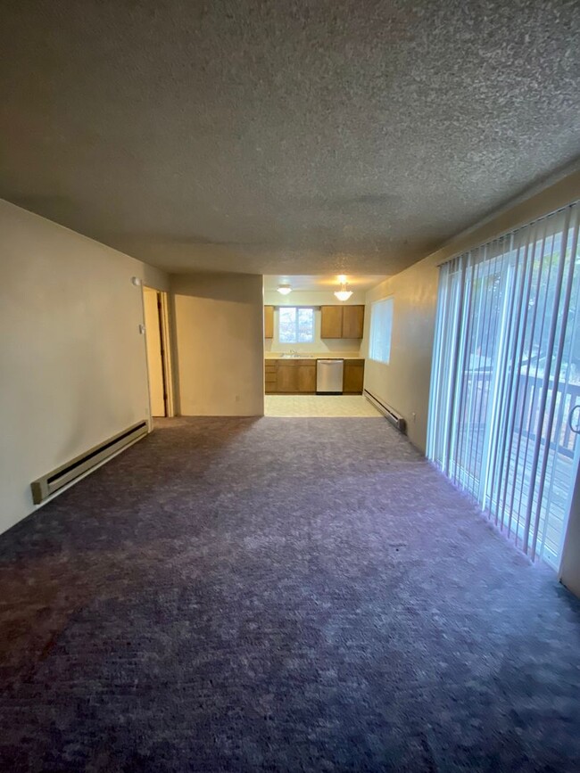 Building Photo - 1 bed 1 bath duplex with single car garage!