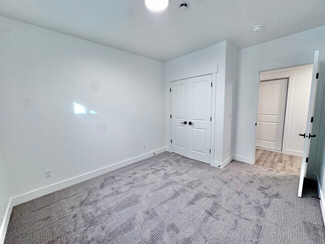 Building Photo - 1436 E 820 N