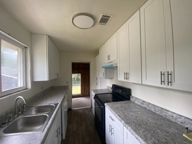 Building Photo - Cozy 3 bedrooms with charming kitchen upda...