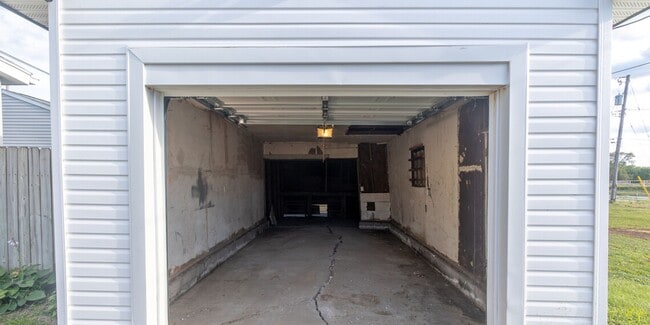 Building Photo - Renovated Home with Detached Garage & Quick Access to the Interstate