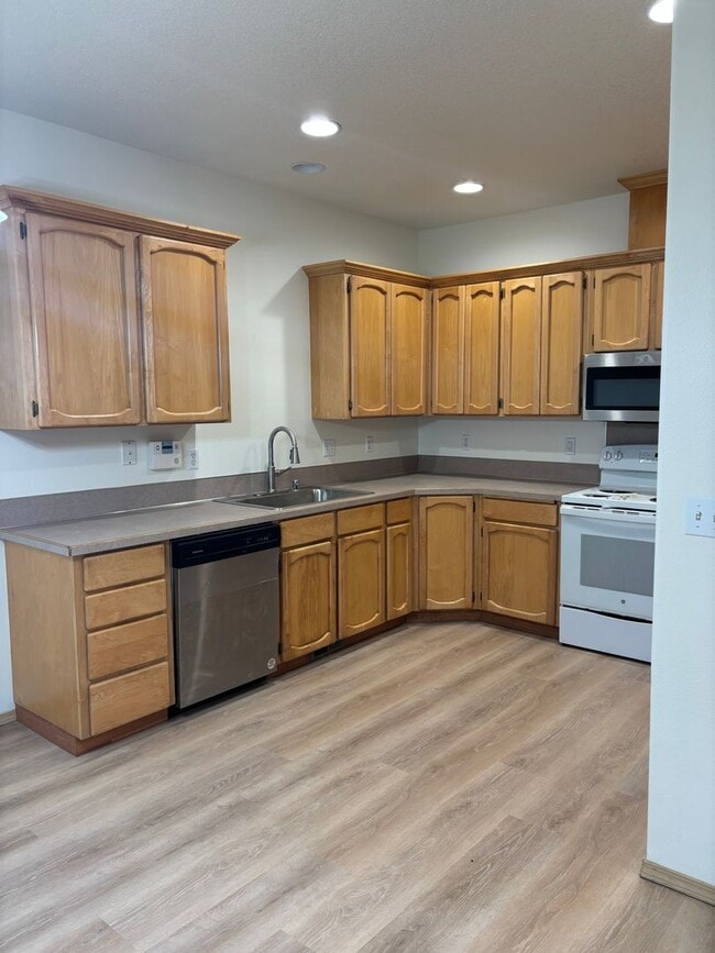 Building Photo - East Vancouver 3 bedrooms!