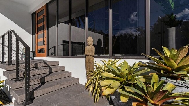 Building Photo - 823 Ponce de Leon Dr