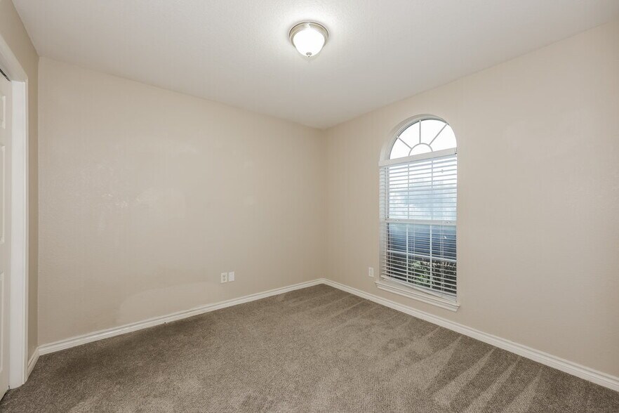 Building Photo - 1232 Clay Ln