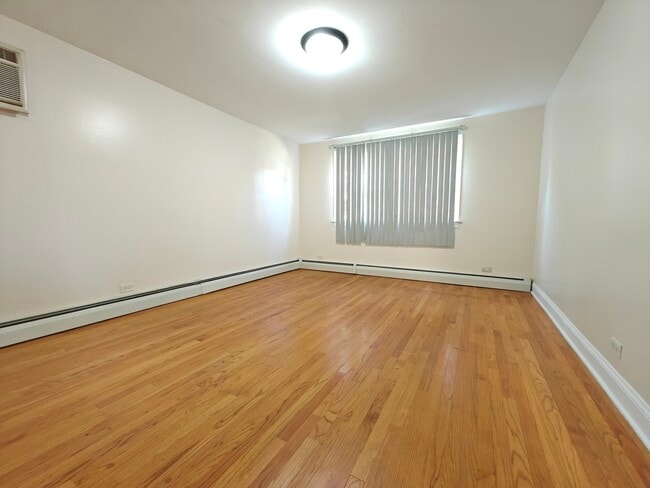 Building Photo - 7555 N Oakley Ave