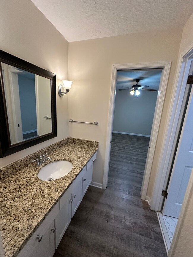 Building Photo - Showings may begin 7/1/26. Spacious Germantown home! Walking distance to Farmington Elementary. S...