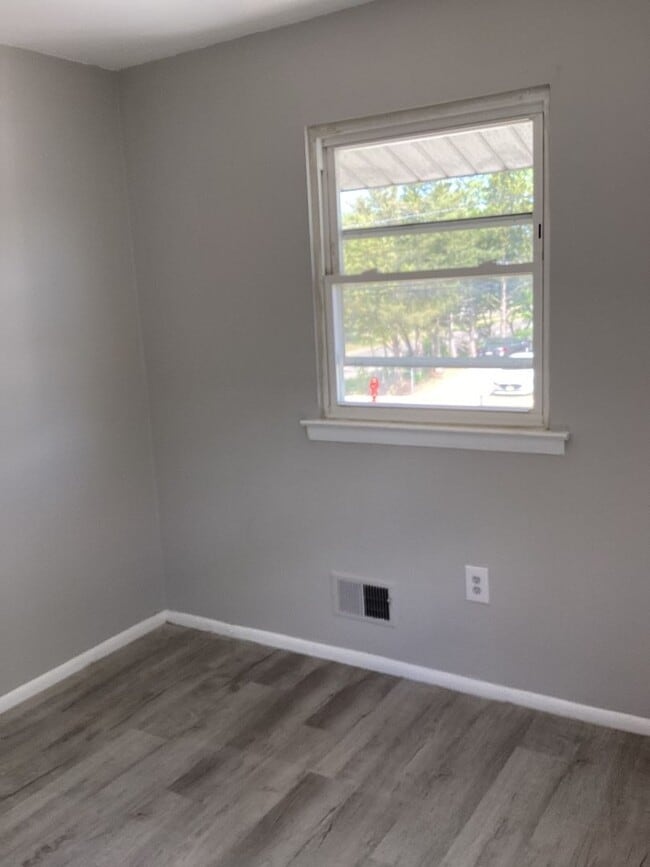 Building Photo - 3 Bedroom Ready for move in!