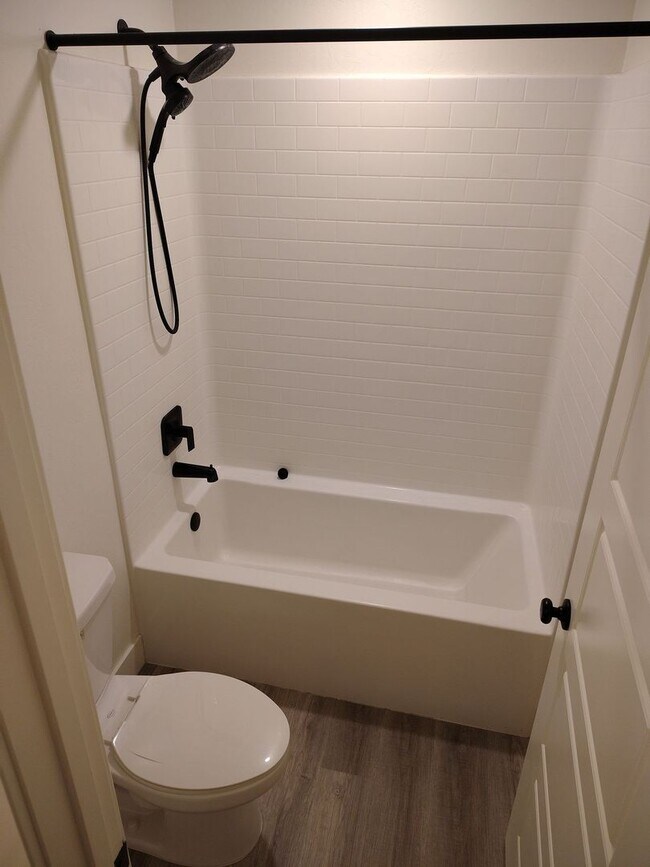 Building Photo - Spacious 5-Bedroom, 4-Bathroom House with Mother-in-Law Suite in SE Bakersfield