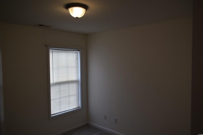 Building Photo - 201 Vesta Dr