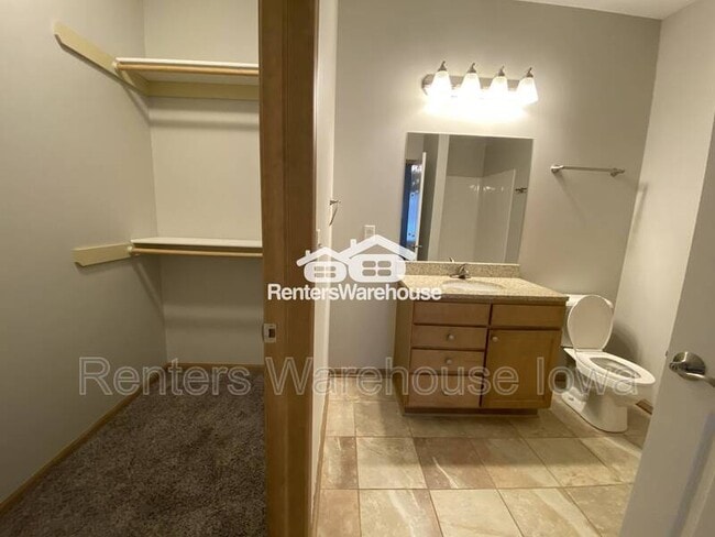 Building Photo - 2000 Meadow Ct