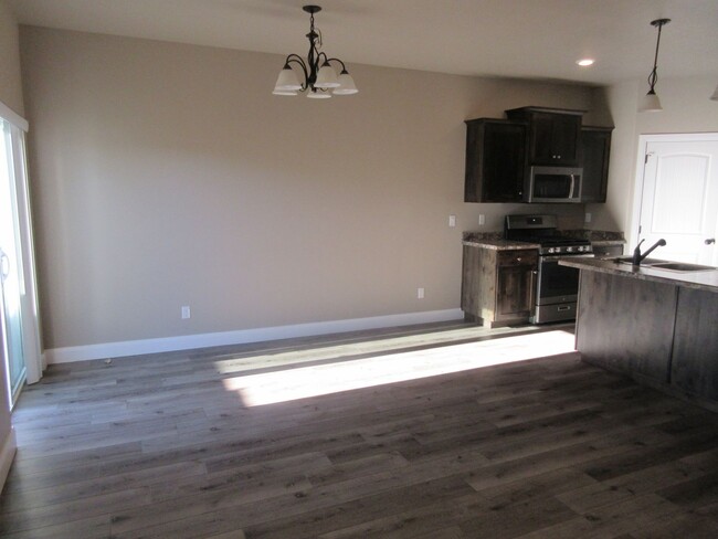 Building Photo - Move-In Bonus - Newer Town home living in ...