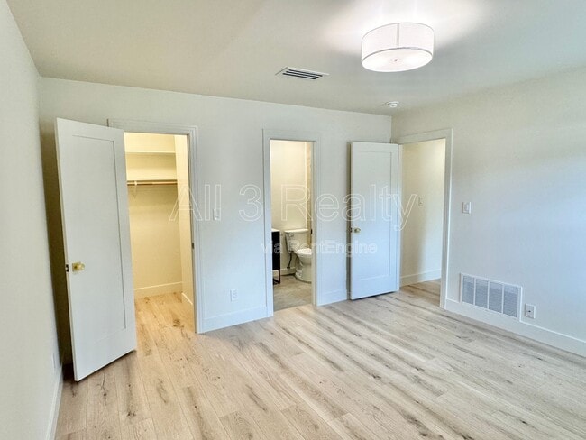 Building Photo - 3224 Little John Dr