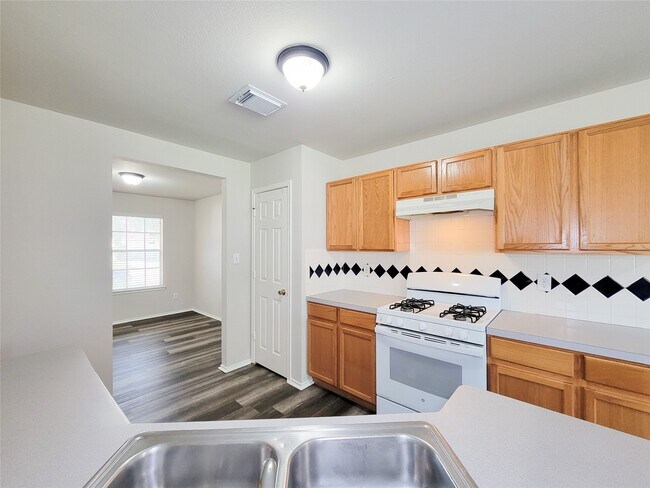 Building Photo - 5746 Roehampton Ct