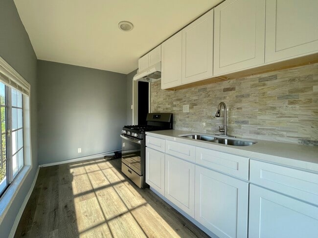 Building Photo - 1647 W 12th Pl