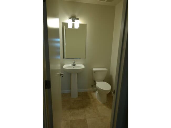 Building Photo - Modern Townhome Style Tri-level 2-BR, 2.5B...