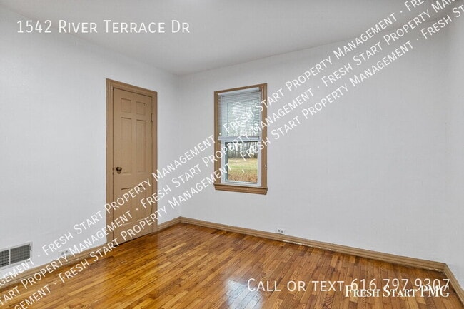 Building Photo - 1542 River Terrace