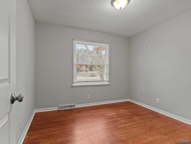 Building Photo - 3912 NW Neptune Dr