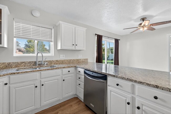 Building Photo - Impressive 5 bed/3 bath twin home in Chubbuck with just under 3000 square feet.