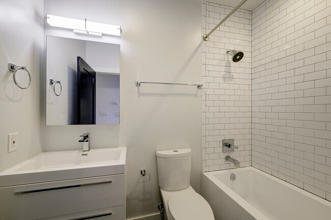 Building Photo - 721 Kennedy St NW