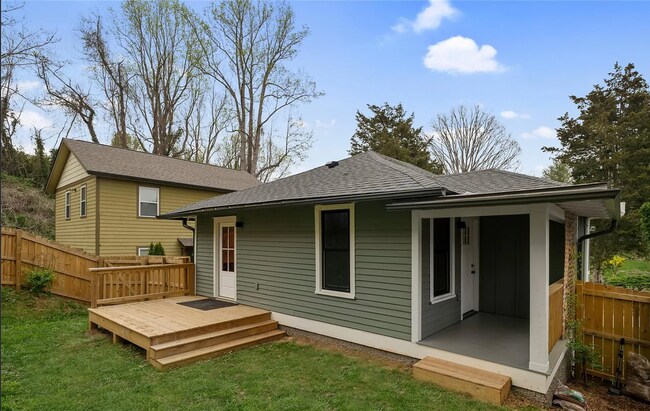 Building Photo - Stunning Home for Rent Minutes from Biltmo...