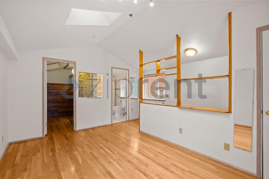 Building Photo - Unit 3
