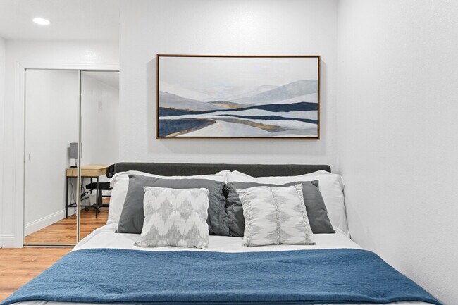 Building Photo - 1015 E 25th Ave