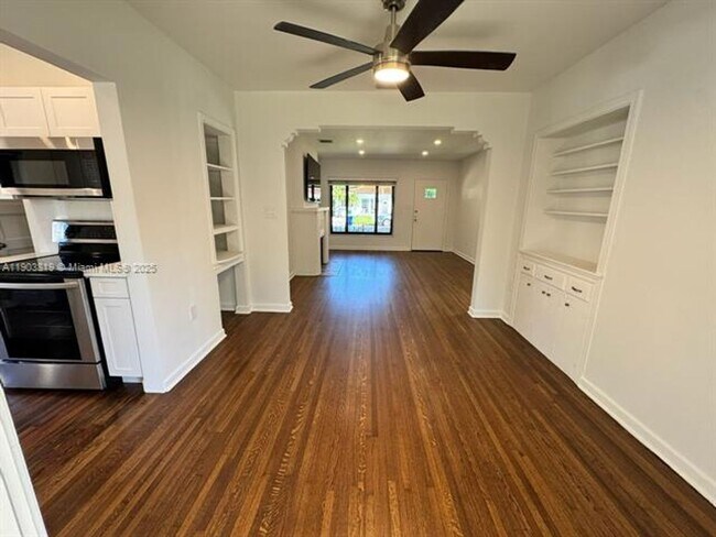 Building Photo - 2210 SW 25th St