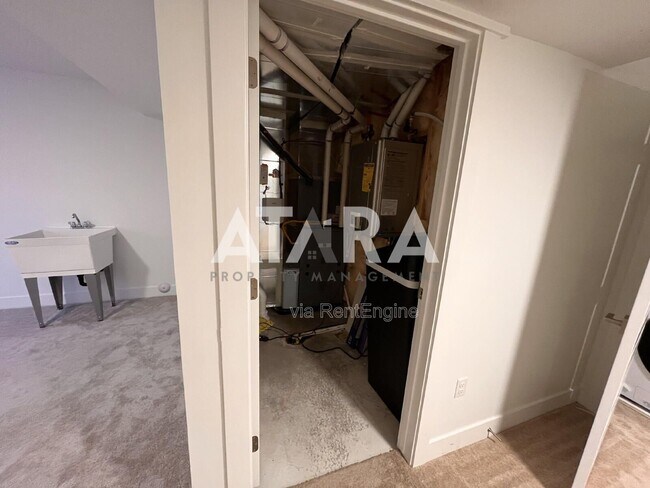 Building Photo - 909 Sagehill Dr