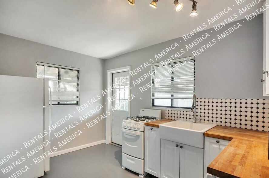 Building Photo - 121 W Birdman Dr