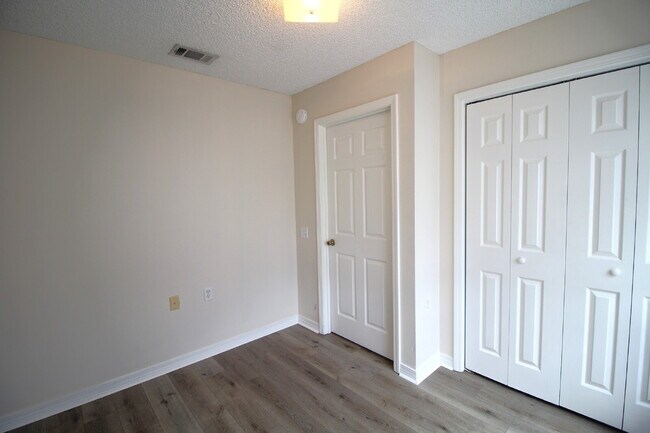 Building Photo - 2-Bedroom, 1-Bath Attached Home in Nantucket Place – Prime Location with Open Layout, Fenced Back...