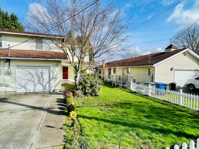 Building Photo - Beautiful Puyallup Duplex with Large Yard ...