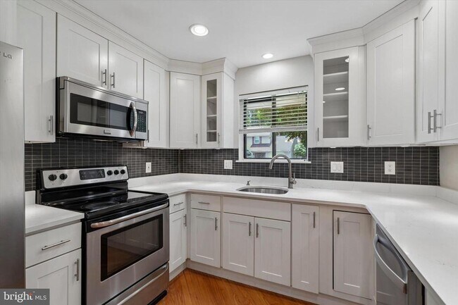 Building Photo - 156 Eaton Dr