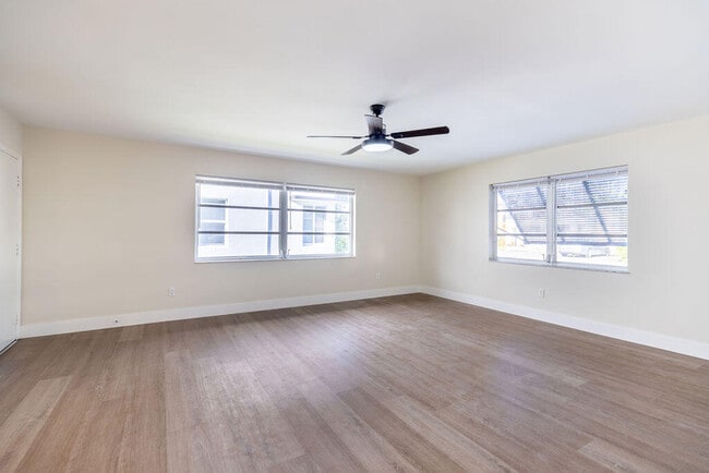 Building Photo - 114 S Lakeside Dr