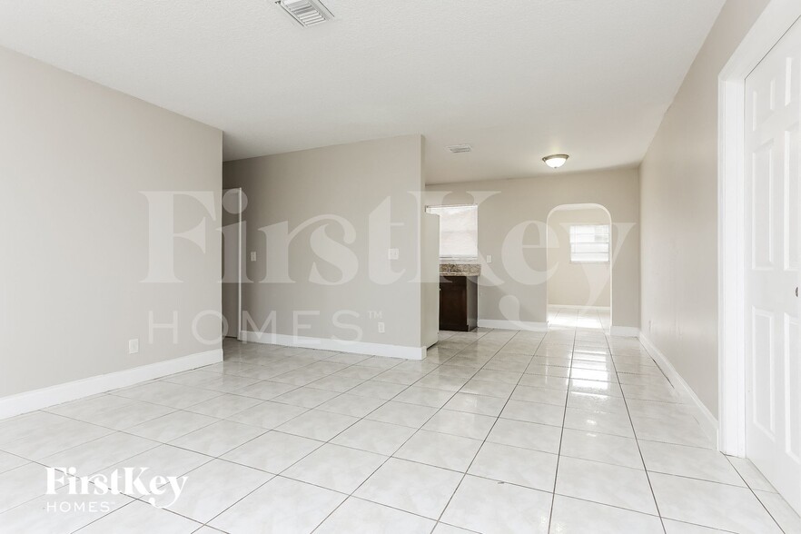 Building Photo - 4200 SW 18th St