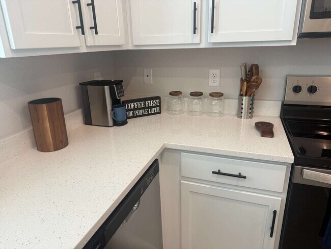 Building Photo - Modern 2-Bedroom Townhome with Garage Park...