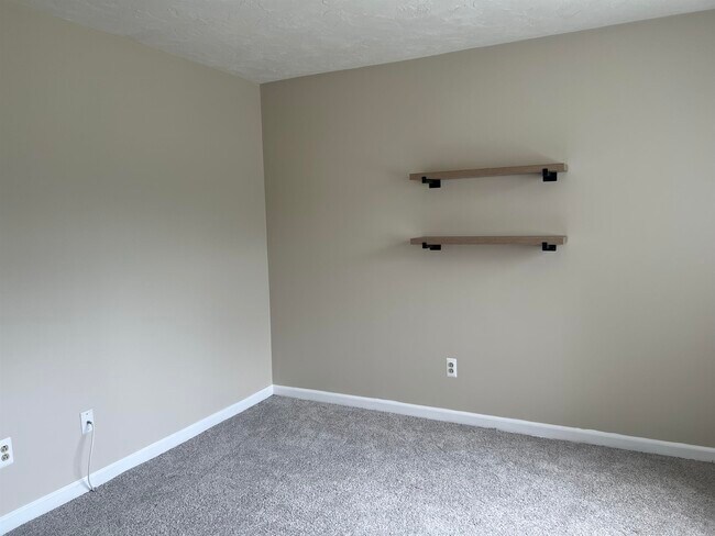 Building Photo - 385 Huse Rd
