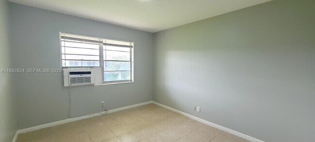 Building Photo - 287 Norwich L