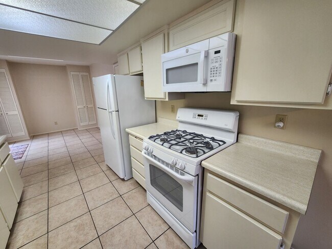 Building Photo - Adorable 2 Bed, 2 Bath Home in a 55+ Commu...